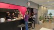 Les repas se partagent dans une ambiance détendue et chaleureuse.